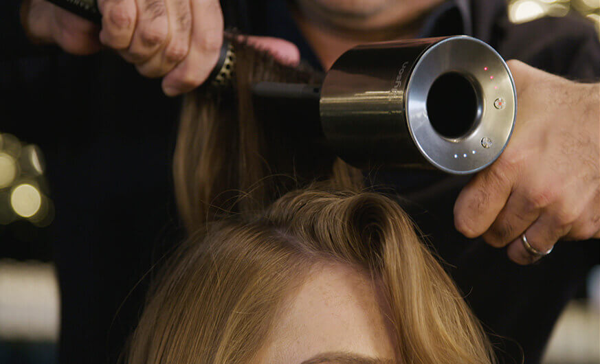 Le moteur Dyson V9 et la technologie Air Multiplier™ génèrent un séchage rapide.